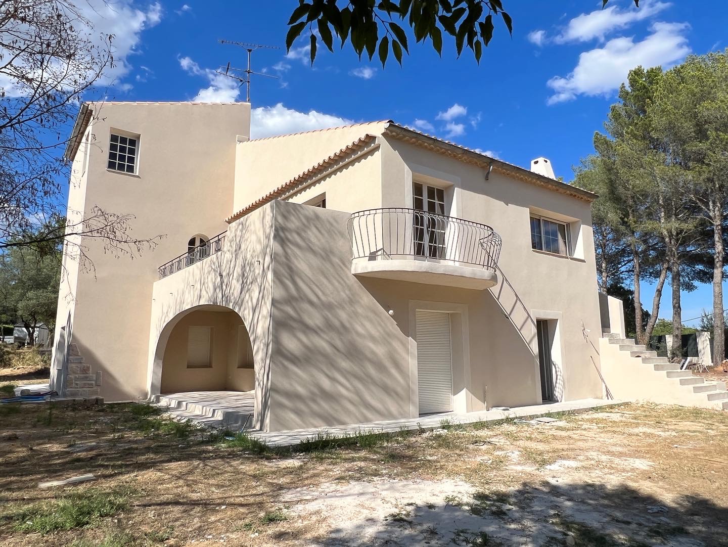 Maison après rénovation de sa façade, enduit clair et finitions soignées